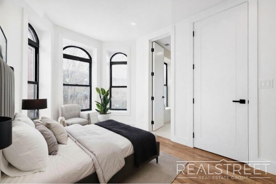 Building Photo - 3BR/2.5BA Duplex with In-Unit Washer/Dryer