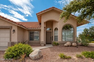 Building Photo - Oro Valley Stunner