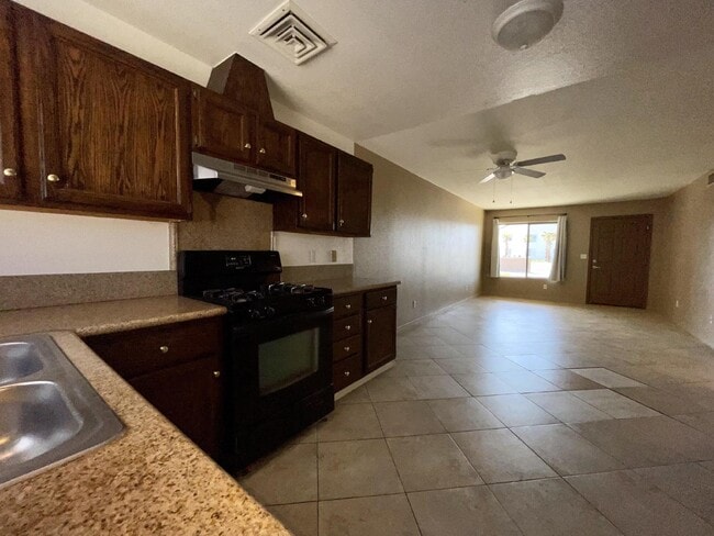 Building Photo - 2 bed 1 bath ground floor $1300 rent BHCRE...