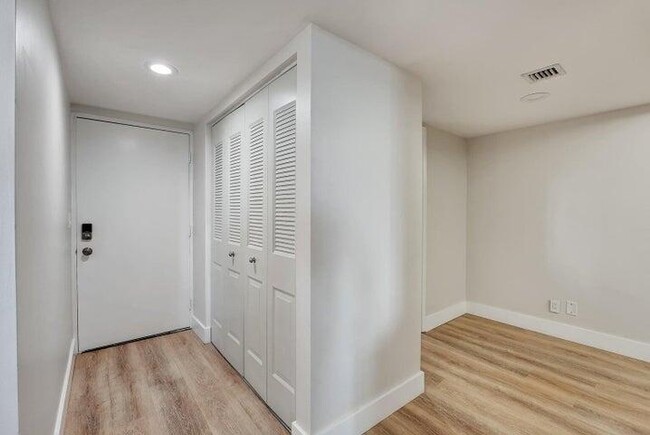 Building Photo - 500 Egret Cir