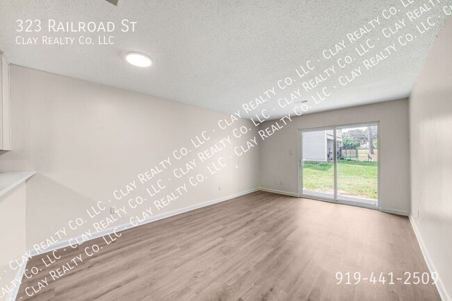Building Photo - 323 Railroad St