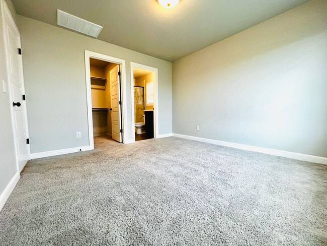 Building Photo - Beautiful 3BD 2BA Located in Edmond's Valencia NW 187th Addition!!