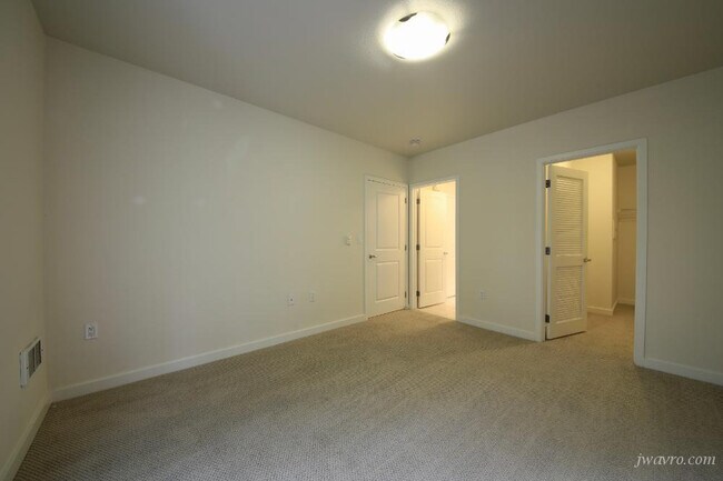 Building Photo - 329 Bay St