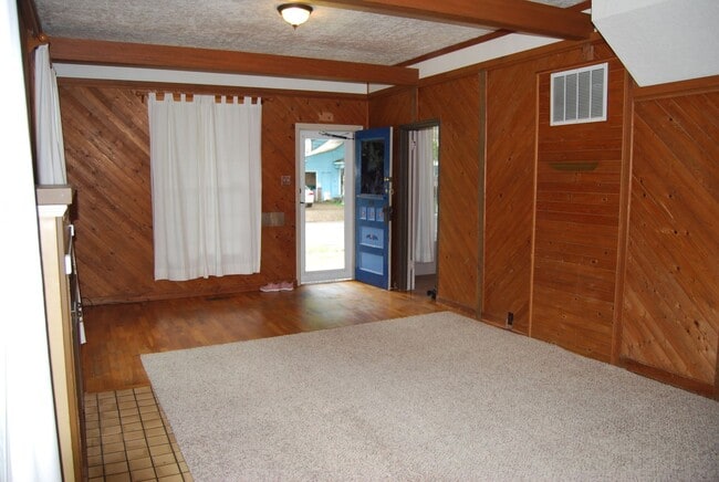 Building Photo - 3 Bedroom 2 Bath Home Newberg OR