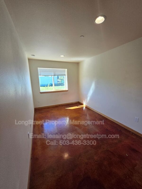 Building Photo - 132 SW Avery Ave