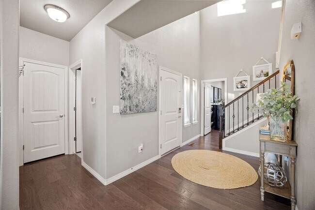 Building Photo - 580 Boxwood Dr