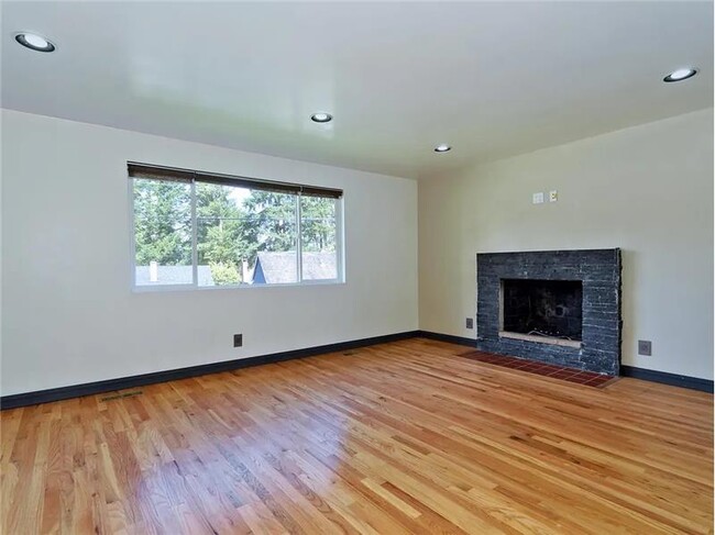 Building Photo - 13819 NE 73rd Pl