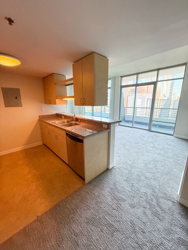 Building Photo - 2 Bed/1 Bath Condo for Rent at Acqua Vista!