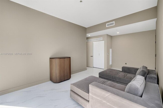 Building Photo - 700 NE 24th St