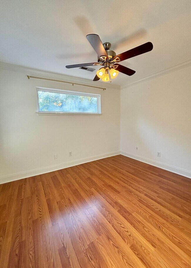 Building Photo - Available 1/10. Beautiful 3BR/3 BA Townhome Available in the Heart of Mt Pleasant!