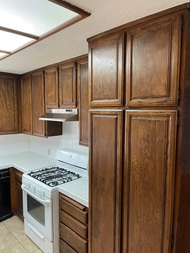 Building Photo - 7230 Kelvin Ave