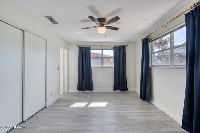 Building Photo - 3041 N Oleander Ave