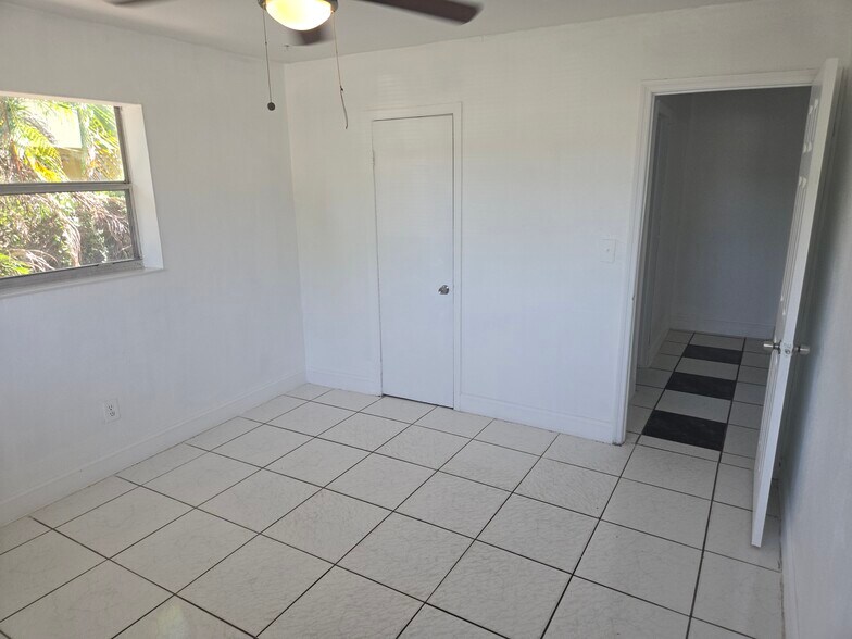 Building Photo - 2900 Sunshine Blvd
