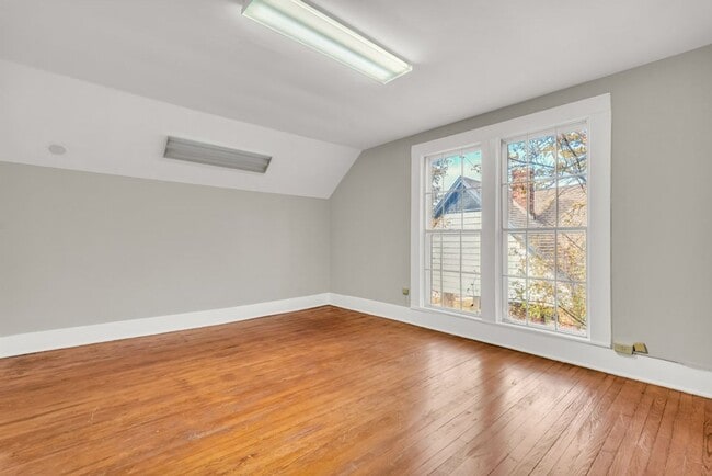 Building Photo - Spacious 3-bedroom, 2 full-bath property suited for residential living or commercial use