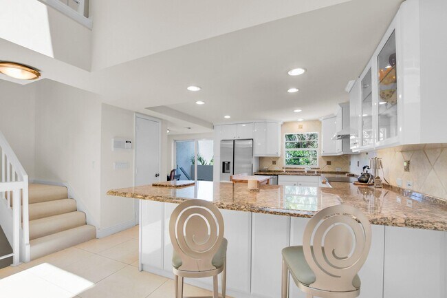 Building Photo - 1222 Hillsboro Mile
