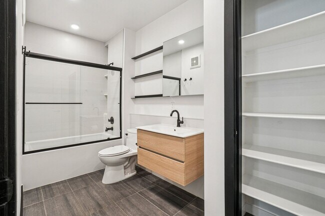 Building Photo - Urban 1-bedroom/ 1-bath Corner Unit in City Park West