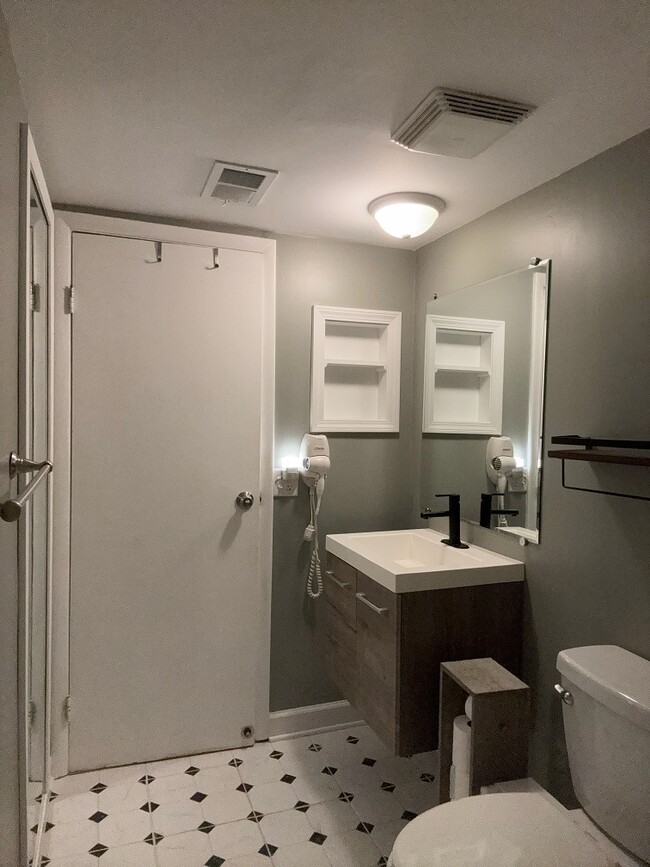 Building Photo - 1727 Sessions Walk