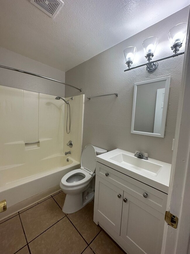 Building Photo - Two Bedroom/One Bathroom
