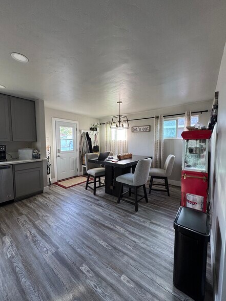 Building Photo - 3677 Lakeshore Blvd