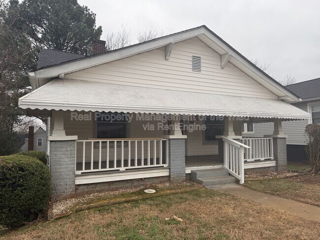 Building Photo - 1514 E 1st St