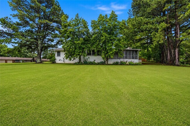 Building Photo - 315 E Fairway Ln
