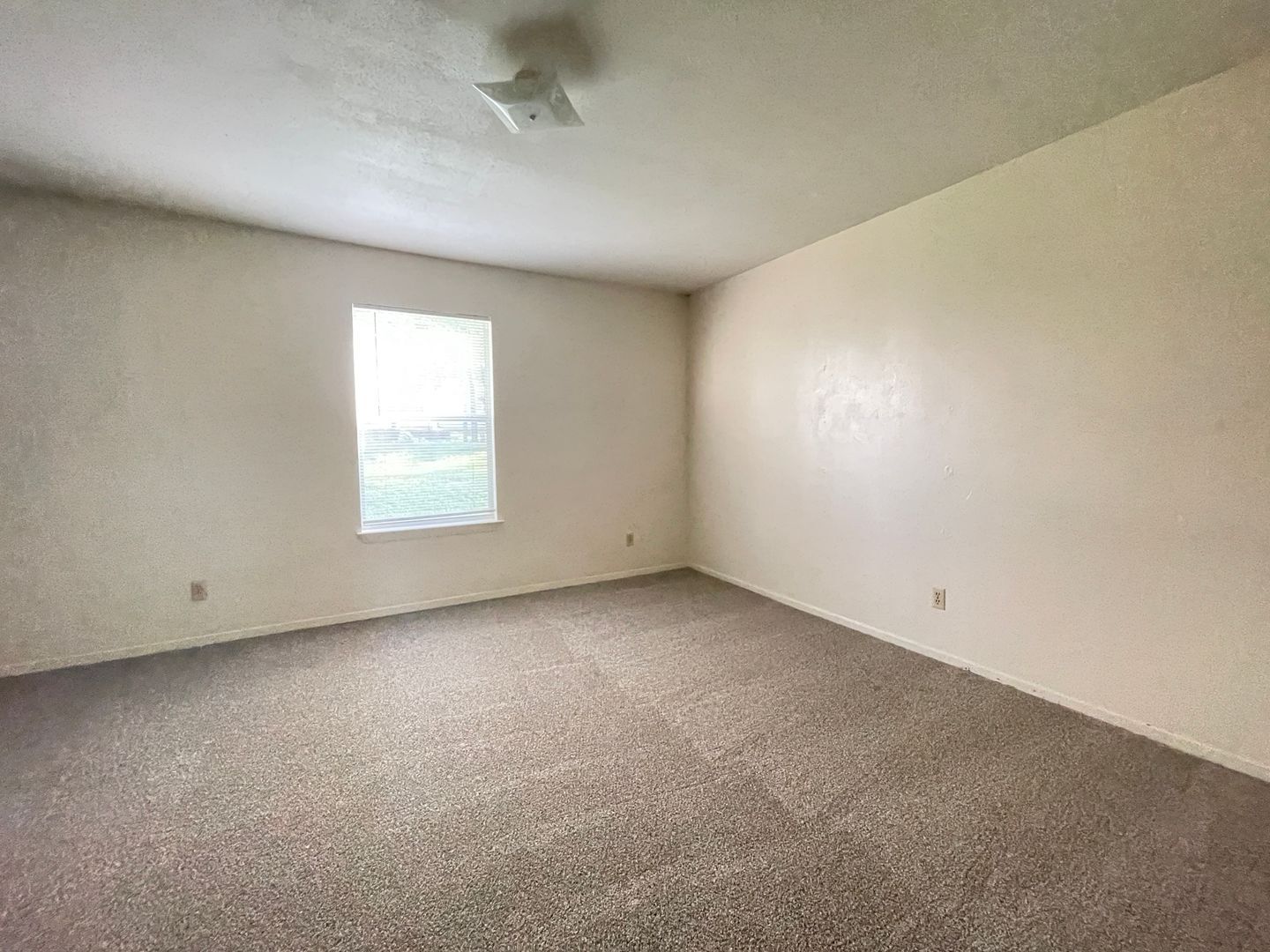 Building Photo - 201 W Lincoln Ave