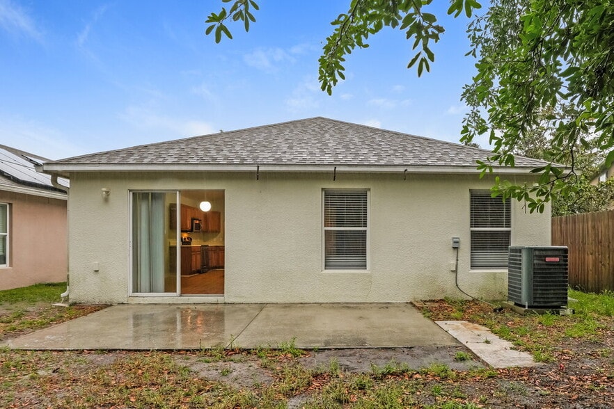 Building Photo - 17036 Lixberry Way