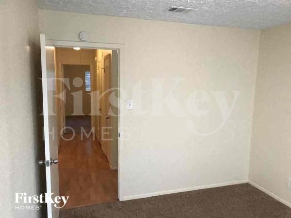 Building Photo - 2418 Aprilmont Dr