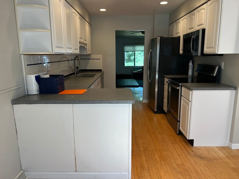 Building Photo - 919 Putnam Blvd