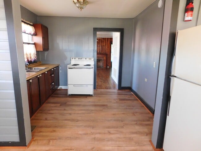 Building Photo - 6 Douglas St