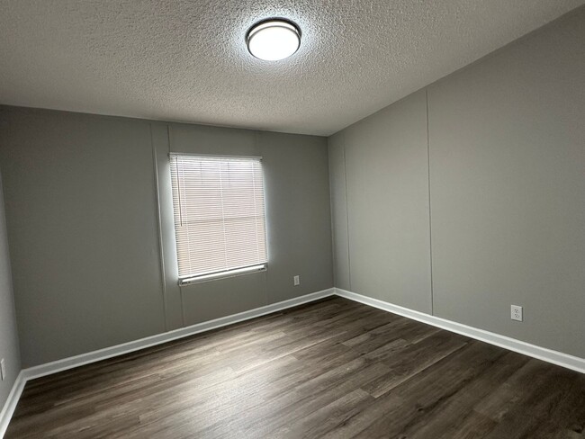 Building Photo - Country Living 3 Bedroom, 2 Bath Home in S...
