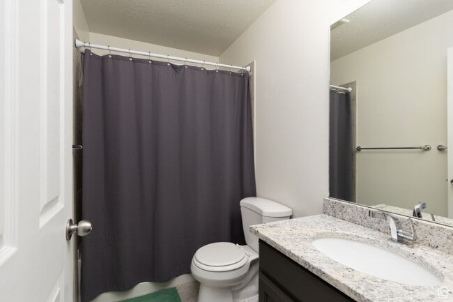 Building Photo - Springville Townhome