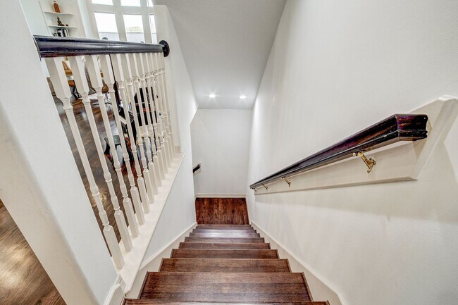 Building Photo - Stunning 3 Bed / 3.5 Bathroom in Heart of Hyde Park/Montrose!