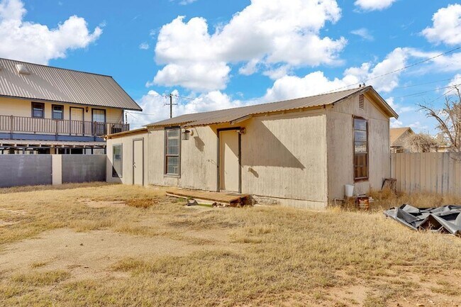 Building Photo - 2811 S County Rd 1200