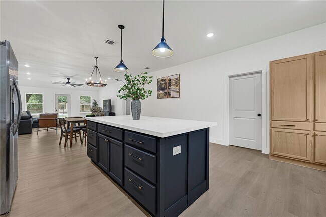 Building Photo - 1008 Danube St