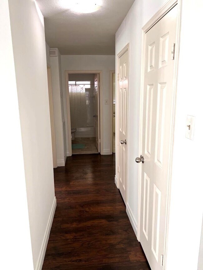 Building Photo - 2450 Parkwood Ln