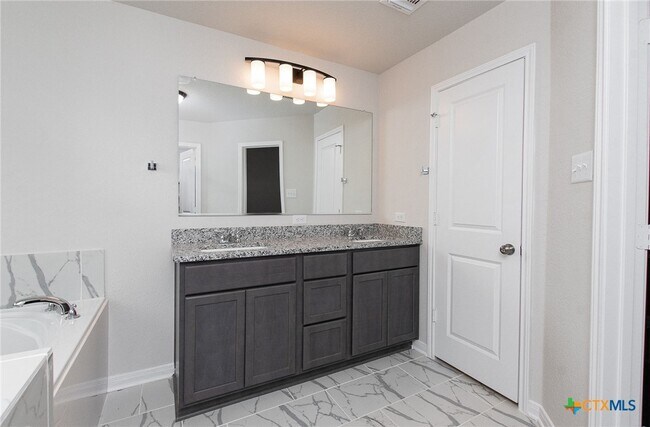 Building Photo - 9806 Kensley Rose Dr
