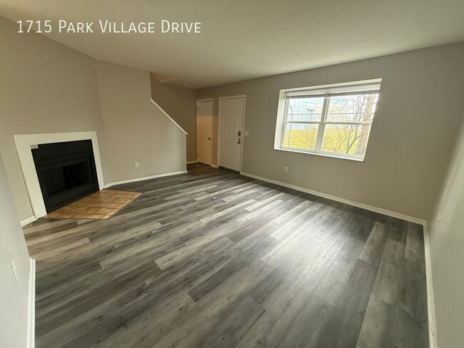 Building Photo - 1715 Park Village Dr