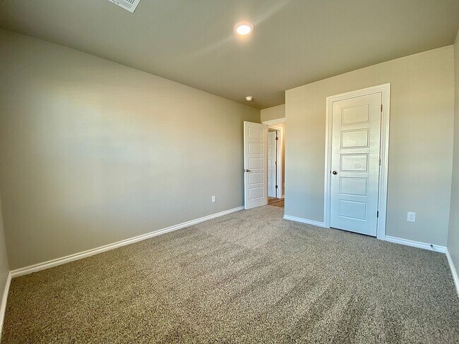 Building Photo - 4 Bed 2 Bath, w/Office in Deer Creek Schools