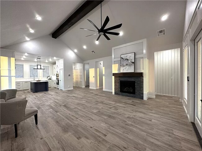 Building Photo - Luxarious 3BD/2BTH Home off of JKP Turnpik...