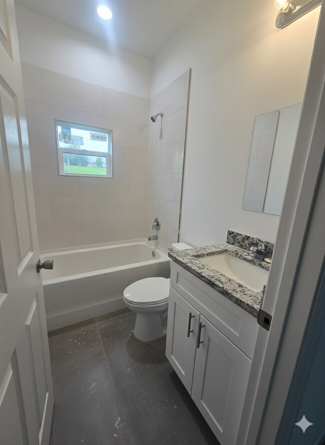 Building Photo - Large 3 Bedroom, 2 Bath + Den