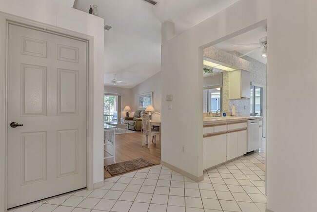 Building Photo - GEORGOUS 2 BEDROOM, 2BATHROOM, TURN KEY FU...