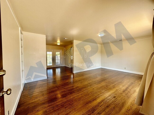 Building Photo - 41 W McKenzie Ave