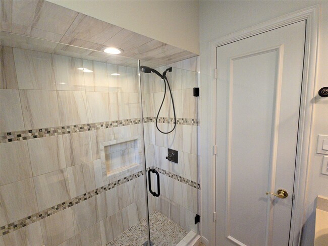 Building Photo - 9731 Briar Forest Dr