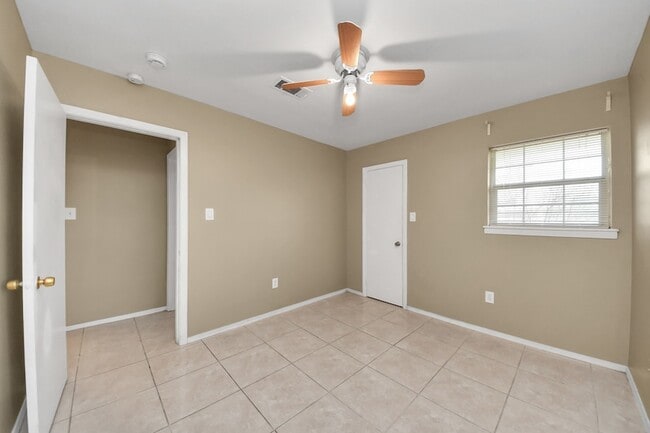 Building Photo - 811 Hillcrest Dr