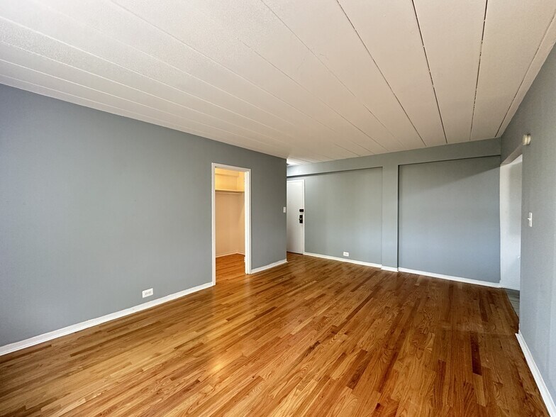 Building Photo - 1360 W Touhy Ave