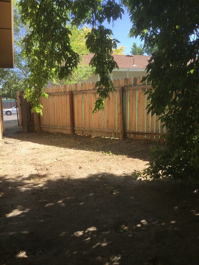 Building Photo - 1 bedroom home with fenced yard