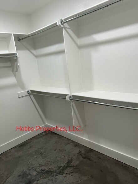 Building Photo - 14 Hidden Oak Dr