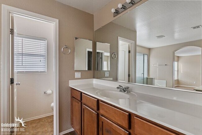 Building Photo - Beautiful 3Bdm 3Ba Home with Loft in Prime Surprise!