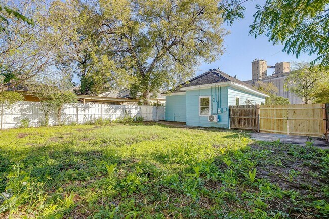 Building Photo - Newly Remodeled 2 Bed, 1 Bath Home near Hi...